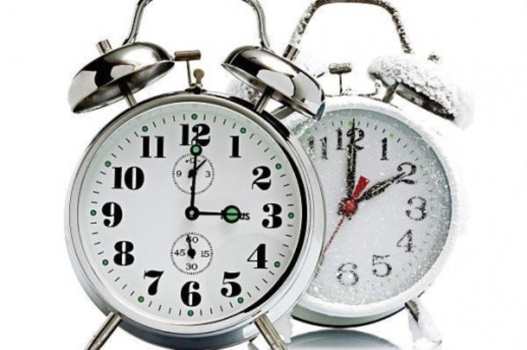 VEČERAS SE POMERA SAT, PRELAZIMO NA ZIMSKO RAČUNANJE VREMENA Evo šta treba da radite danas kako biste što lakše podneli promenu