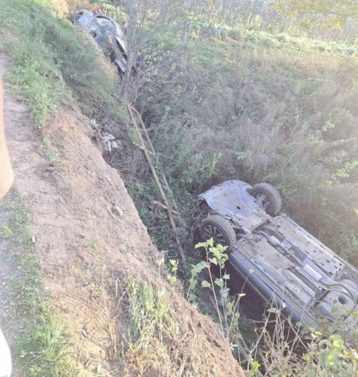 „PORŠE“ ZAVRŠIO U KANALU, DRUGO VOZILO OD SILINE UDARCA NA KROVU Saobraćajna nesreća na putu Kruševac – Aleksandrovac (FOTO)