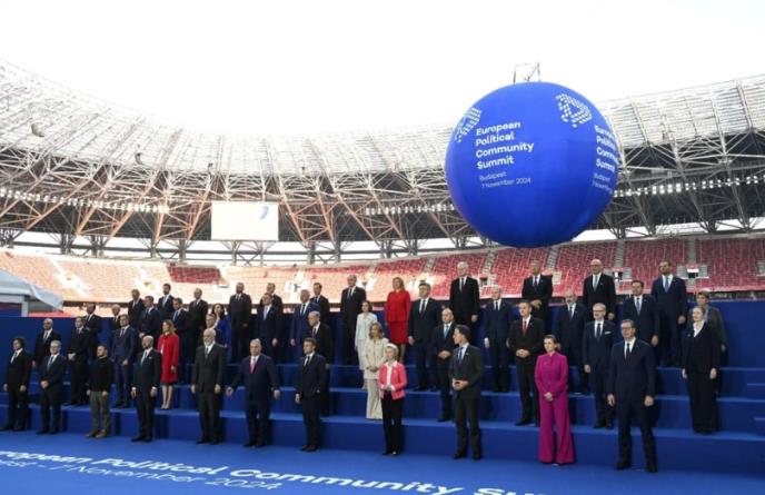 VUČIĆ RAME UZ RAME SA SVETSKIM LIDERIMA: Predsednik na Samitu Evropske političke zajednice o ozbiljnim izazovima i sukobima sa kojima se suočava ceo svet (FOTO)