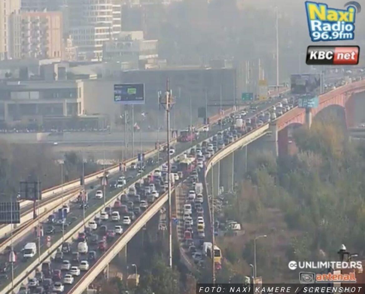 U TOKU JE EGZODUS BEOGRAĐANA SA POSLA Poranili ka kućama, počinje produženi vikend zbog praznika: Zakrčeni mostovi i centar grada, popodne se gužva seli ka izlazima iz prestonice (FOTO)