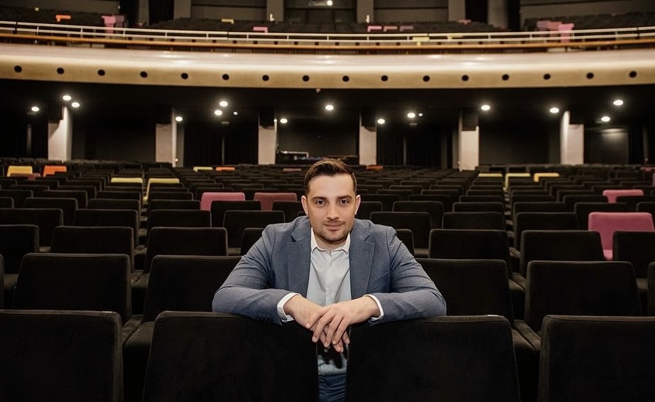 MIRZA SIŠAO U PUBLIKU, LJUDI GA GRLE I SLIKAJU SE SA NJIM Drugi dan koncerta u Beogradu