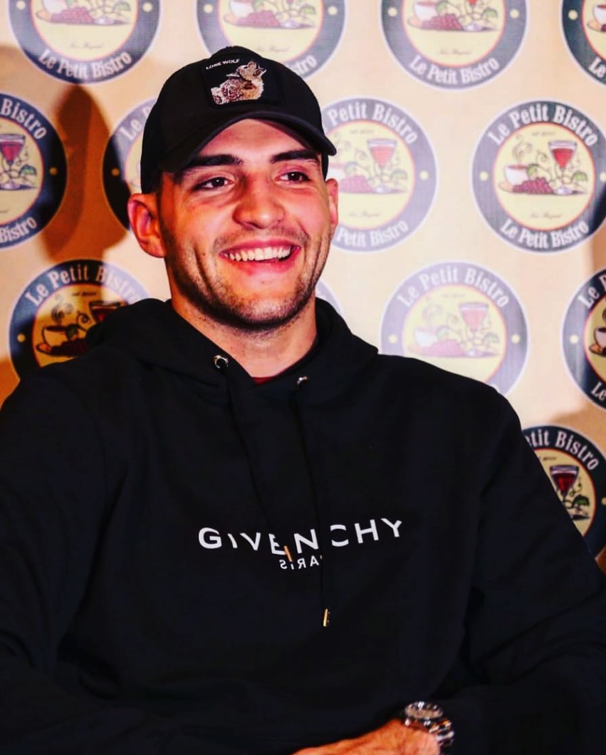 VELJKO RAŽNATOVIĆ POKAZAO ČIME RASPOLAŽE! Prasića ima na desetine, sve pod konac na imanju, a tu su i radnici opremljeni u fulu