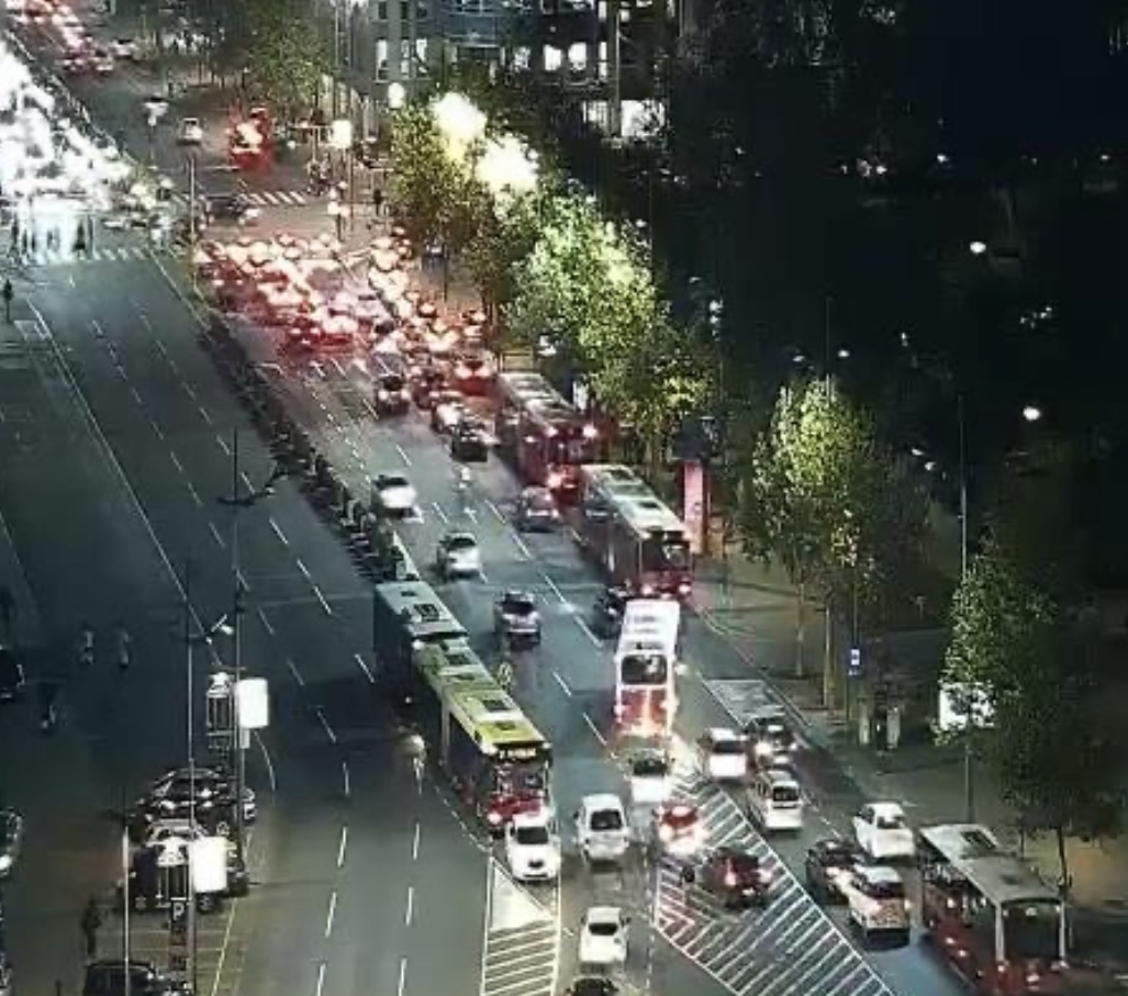 U BEOGRADU SVE STOJI! Veliki kolaps u saobračaju: Na ovim deonicama vozila mile, a samo u jednom delu prohodno! Koristite alternativne pravce