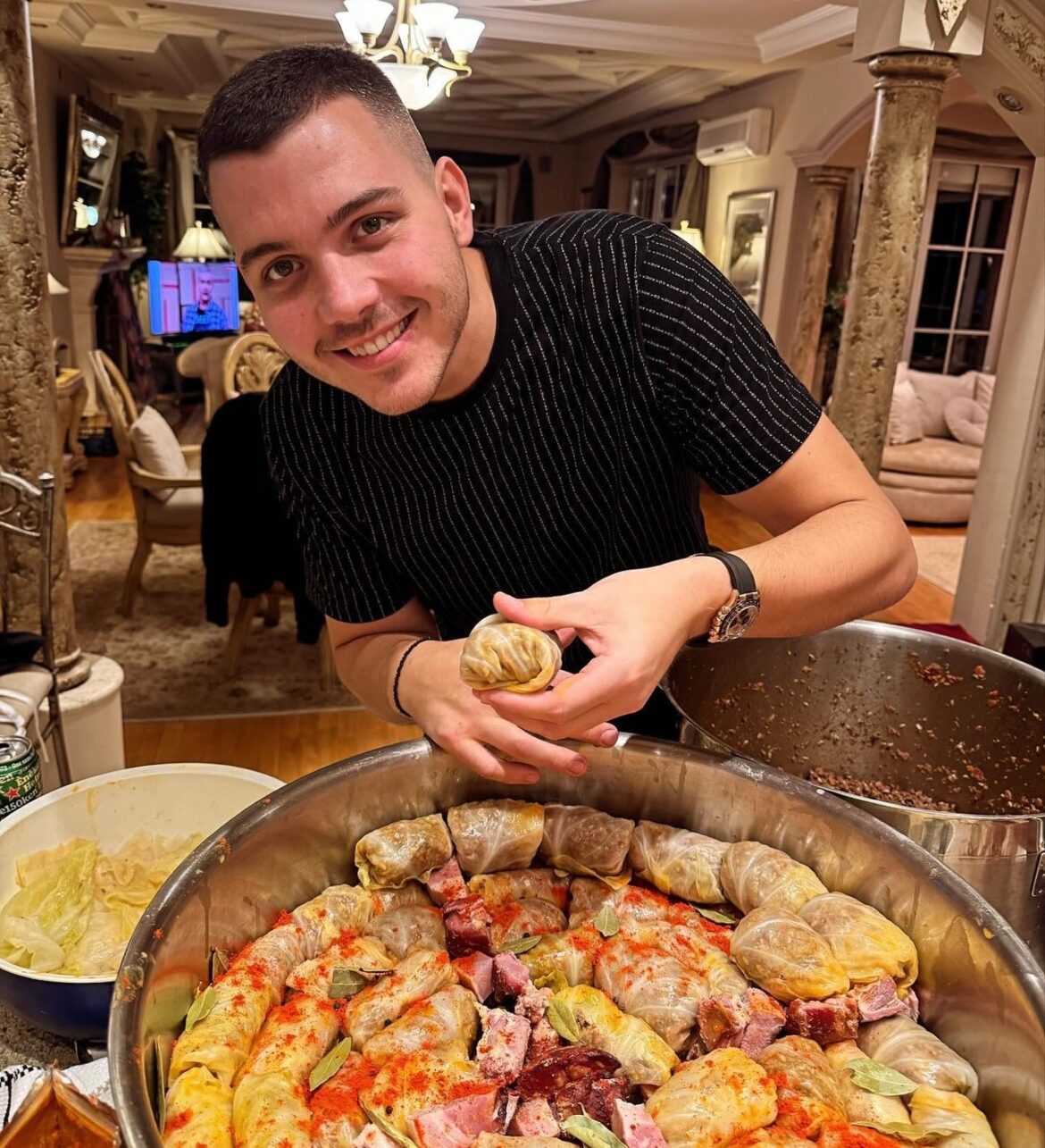 ARANĐELOVDAN U DOMU LEPE BRENE Viktor pokazao kako Živojinovići pripremaju slavu – Zavijaju sarme i seku gibanicu, a tu je i sin Aleksandre Prijović