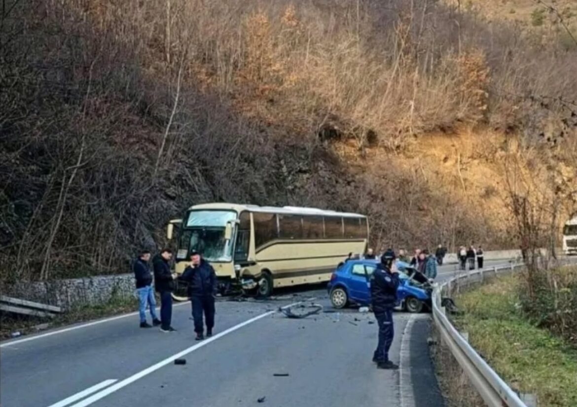 Prva slika užasa u Dolini jorgovana: Autobus, pun dece sa Kosova udario u auto, vozač teško povređen