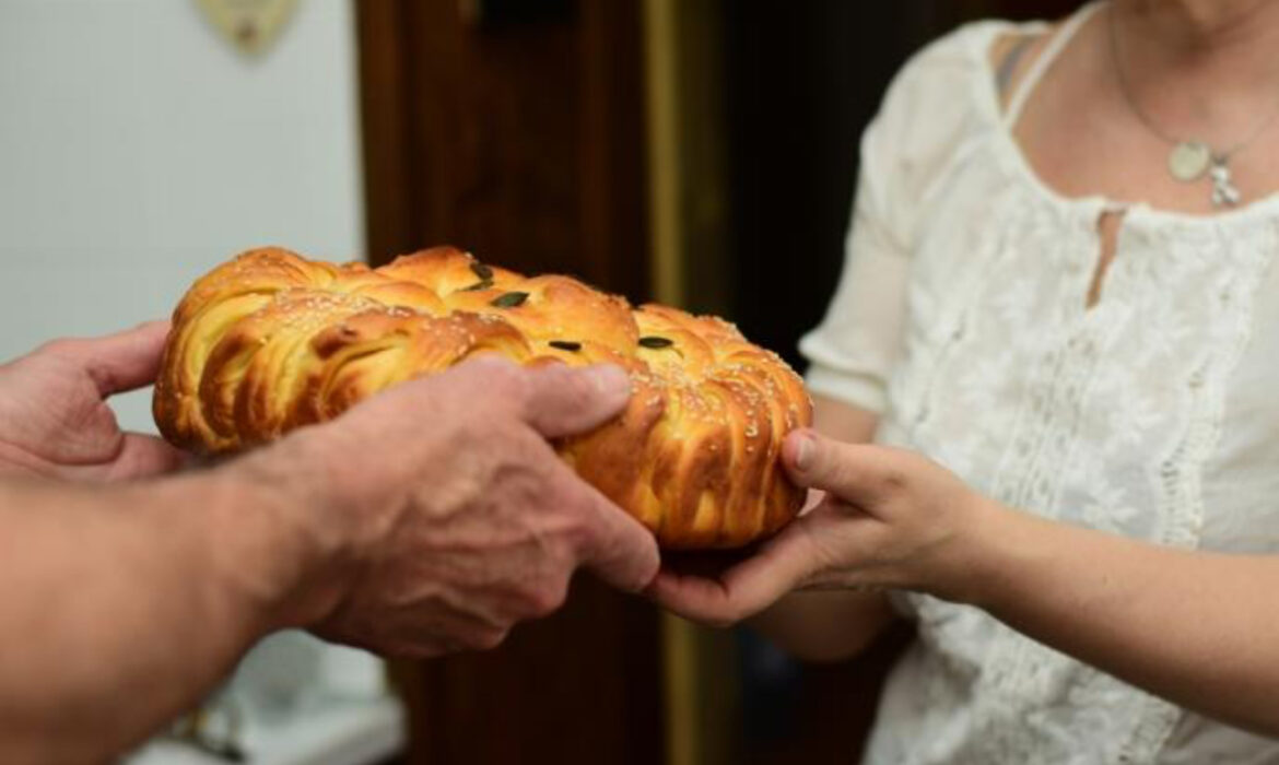 Kako se pravilno lomi slavski kolač? Mnogi zaborave na ova 2 rittuala, a sveštenik kaže da su ključni za blagostanje porodice