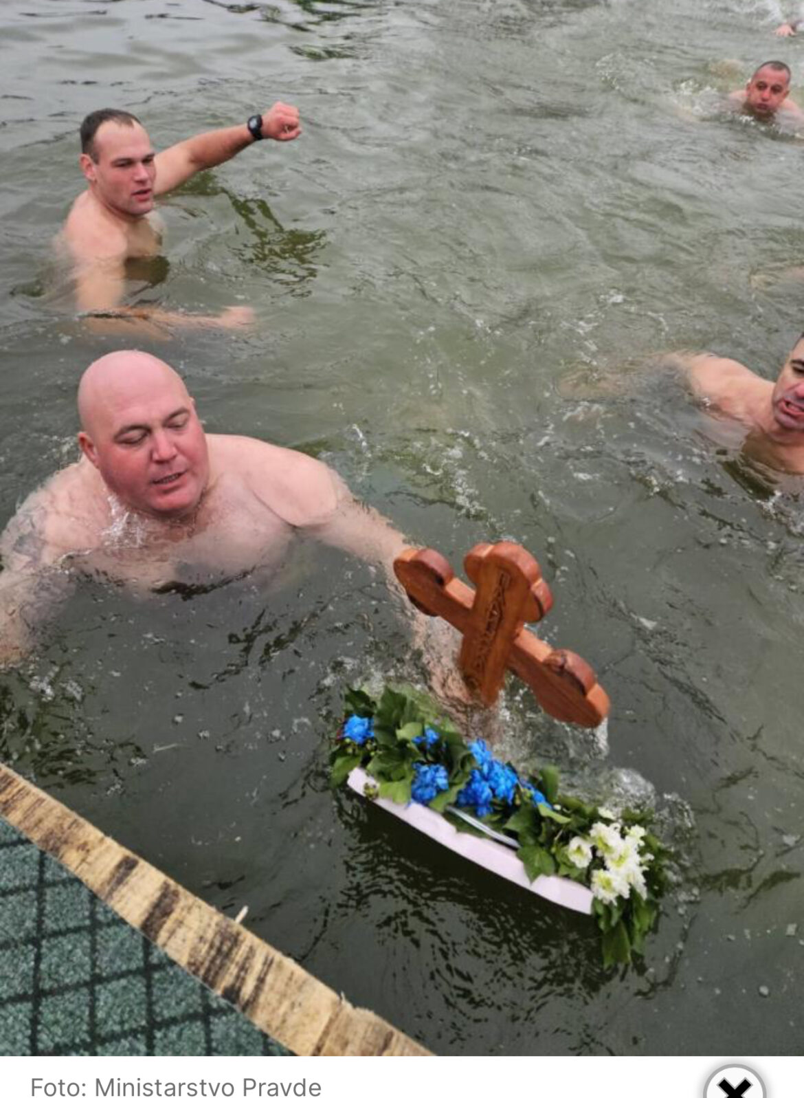 Zatvorski čuvari prvi put plivali za Časni krst: Ovako je to izgledalo na veštačkom jezeru u Padinskoj skeli FOTO