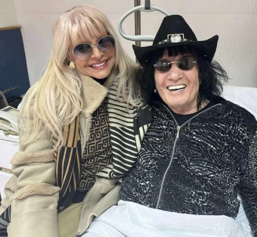 MILIĆU VUKAŠINOVIĆU NAKON AMPUTACIJE U POSETU DOŠLA OVA POZNATA PEVAČICA! Plavuša je i svi je znate, fotografija je jako DIRLJIVA (FOTO)