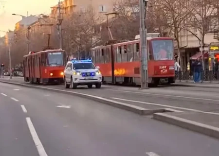 GRAĐANI VIDELI DETE KAKO PLAČE I ODMAH POZVALI POLICIJU Drama u Bulevaru kralja Aleksandra: Interventna jedinica odmah reagovala! (FOTO)