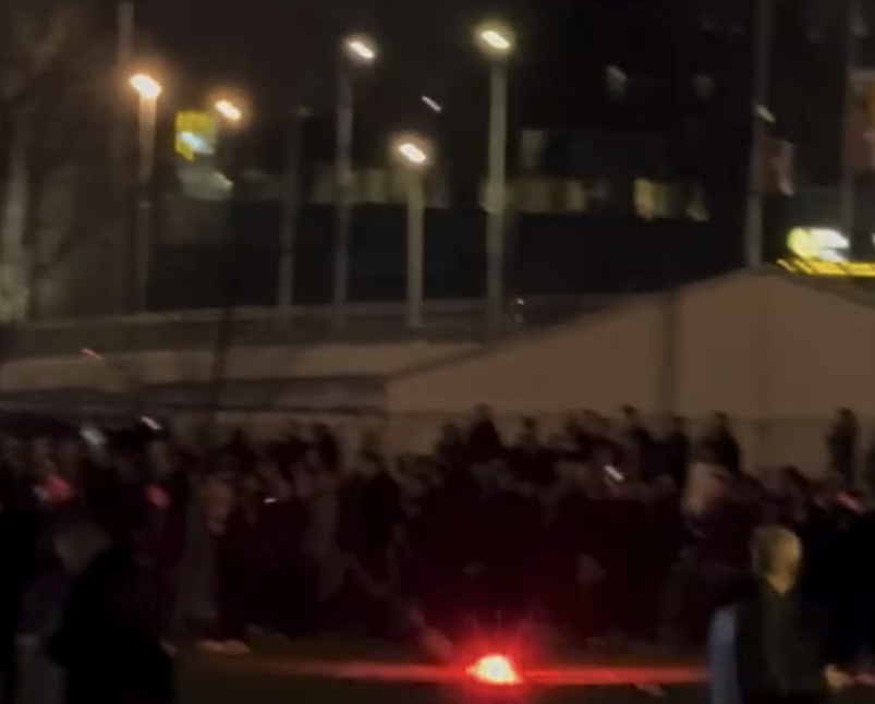 TOTALNI HAOS ISPRED ARENE: Grobari bakljama i topovskim udarima gađaju Delije!