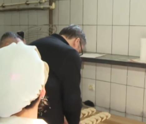 PREDSEDNIK VUČIĆ PROBAO DA ZAMESI KIFLU: Izvinite ako sam pokvario&hellip;