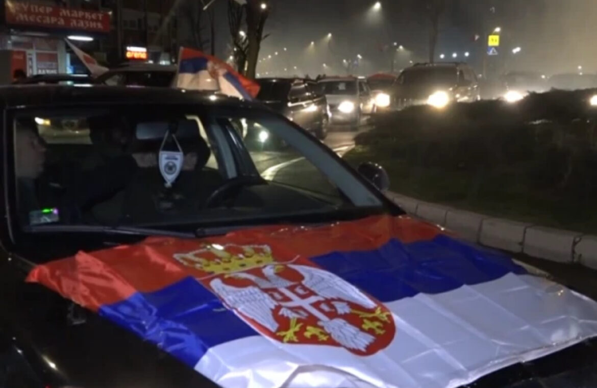 PONOSNO SE VIJORE TROBOJKE! Pogledajte slavlje na ulicama Kosovske Mitrovice nakon pobede Srpske liste (FOTO)