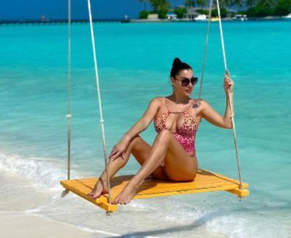 BOMBA! MIJA BORISAVLJAVIĆ SE SKINULA U TIGRASTI BIKINI: Uživa na egzotičnoj destinaciji, pokazala zategnuto telo, a bujno poprsje jedva obuzdala (FOTO)