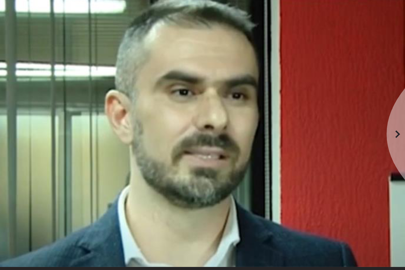 OPOZICIONAR OBJAVIO PRIVATNU SLIKU MIĆINA U KUPAĆIM GAĆAMA PA DOBIO&hellip;