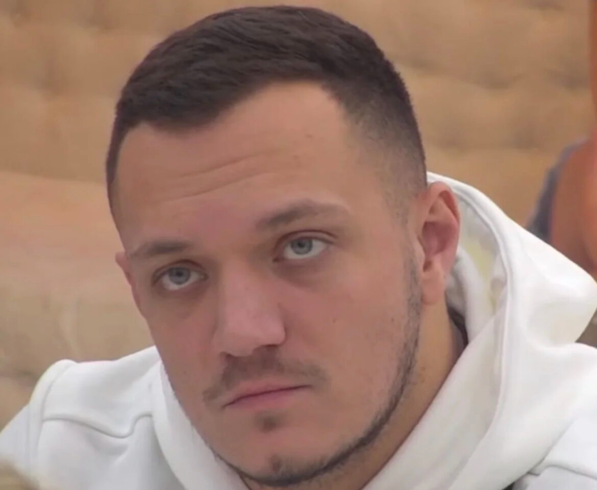 ZARAĐIVAO SAM PEVAJUĆI NA ZELENJAKU, NISAM IMAO GDE Rijaliti učesnik pomogao pevaču da započne karijeru, a nisu se ni znali: Naišao je i iz džepa izvukao novac