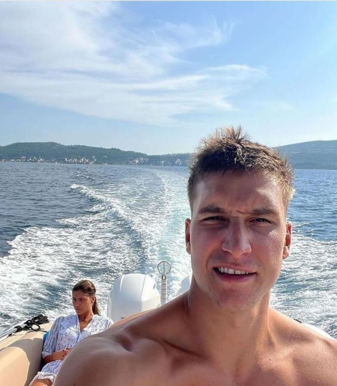 PROCURILA PRVA FOTKA IZ AMERIKE POSLE POMIRENJA BOGDANOVIĆA I SARE RADOVIĆ! Lepa brineta ga bodri sa tribina: „Zaljubljeniji su nego ikad, stalno su zajedno…“