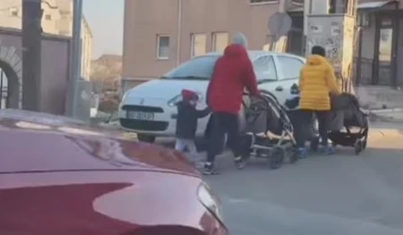 (VIDEO) Snimak iz beogradskog naselja je DA TE PROĐE JEZA: Ovako majke ovde šetaju decu i bebe u kolicima
