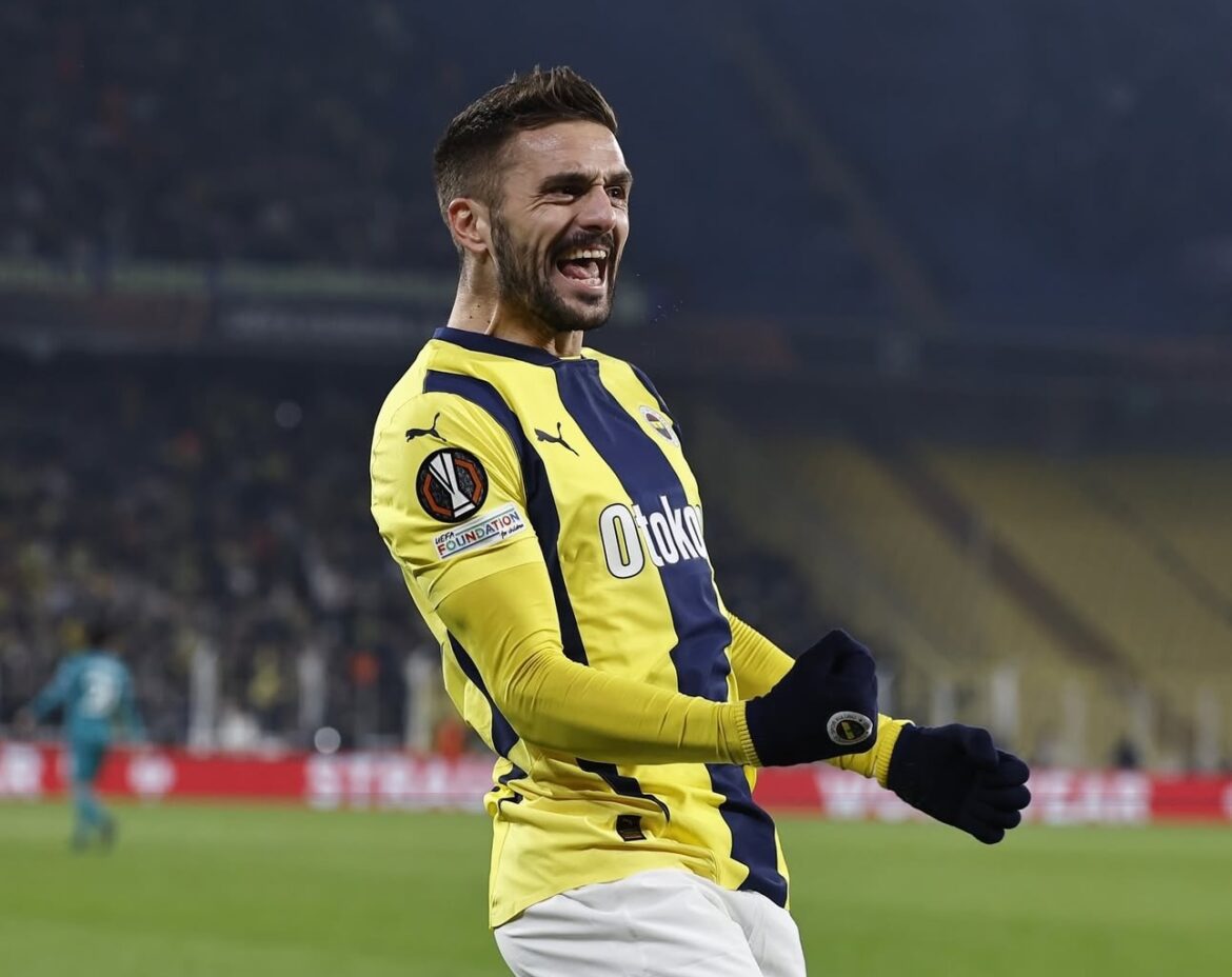 TADIĆA, KOSTIĆA I MURINJA ČUVAJU KAO KRALJEVE: Neviđene scene na najvećem derbiju Istanbula – ogroman broj policajaca kordonima okružio teren!