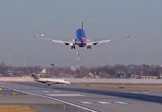 IZBEGNUTA TRAGEDIJA U ČIKAGU: Avion za dlaku izbegao sudar sa drugim avionom (VIDEO)