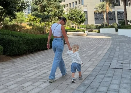 „U KUĆI PRIČAMO NA ENGLESKOM, SRPSKOM I RUMUNSKOM“ Napustila Srbiju i progovorila o vaspitavanju ćerke: „Pet jezika može da nauči do pete godine“