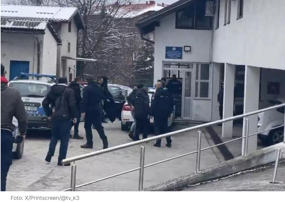 OBJAVLJEN SNIMAK UHAPŠENOG EMIRA SELIMOVIĆA! Ubicu žene i deteta uvode u policijsku stanicu! (VIDEO)