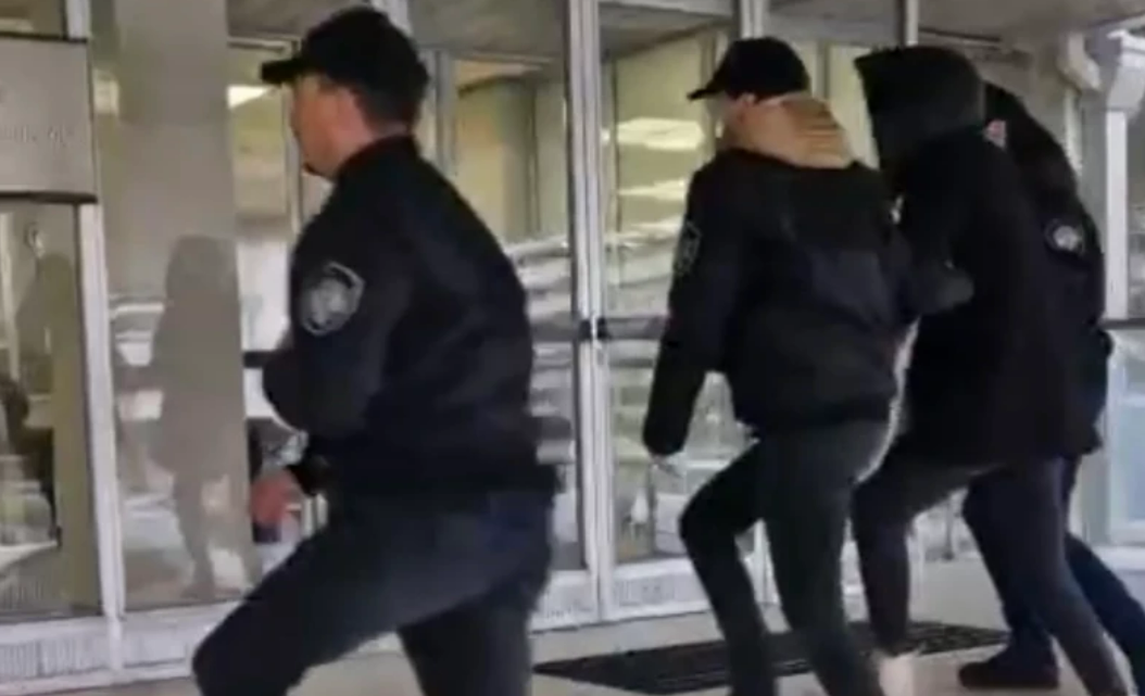OVAKO JE IZGLEDALO HAPŠENJE JEDNE OD OSUMNJIČENIH ZA KORUPCIJU Vode je sa lisicama na rukama, na glavi kapuljača: Osumnjičena da je muljala sa računima (VIDEO)