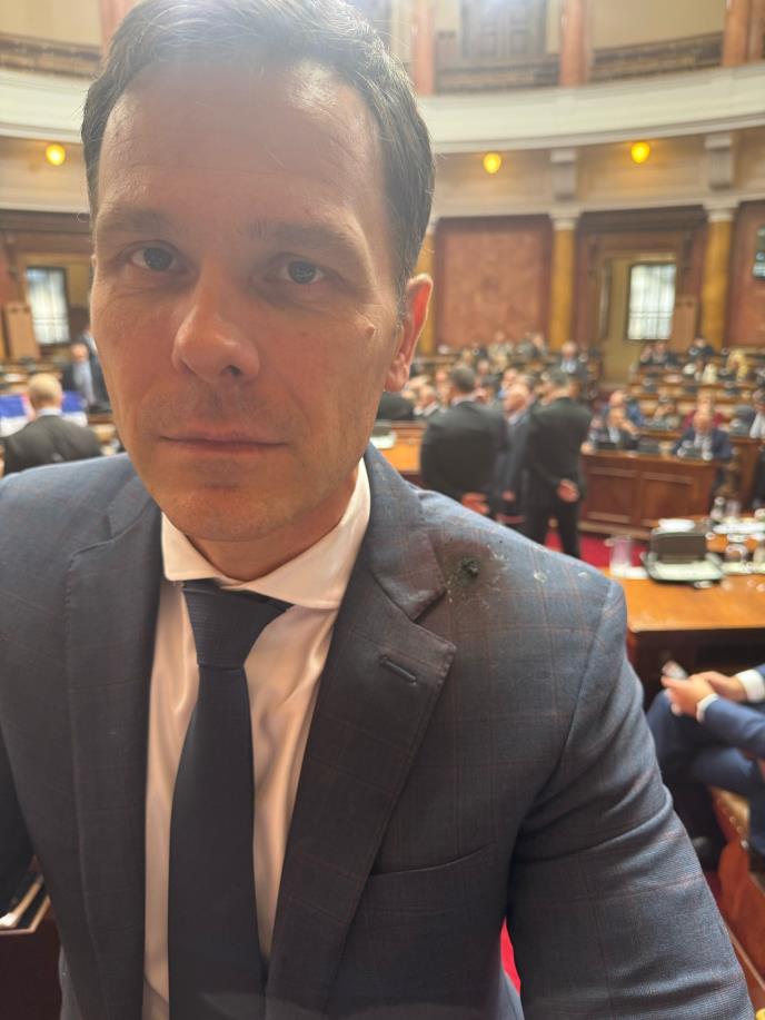 MINISTAR SINIŠA MALI POGOĐEN DIMNOM BOMBOM U RAME! Strašne scene u Skupštini Srbije