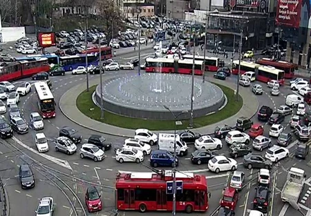 (MAPA) POTPUNI KOLAPS U CENTRU BEOGRADA, NA MOSTOVIMA I PERIFERIJI Od Novog Beograda do Dušanovca mili se SAT VREMENA, potpuni HAOS