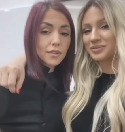 „KAD NEKOM HOĆU DA OBJASNIM KAKVA JE…“: Ana Kokić se snimala sa sestrom, zanosna crvenokosa neodoljivo podseća na pevačicu