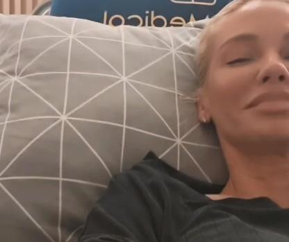 NATAŠA BEKVALAC LEŽI NA PRIVATNOJ KLINICI: Oglasila se iz bolničkog kreveta, priključena na infuziju (FOTO)