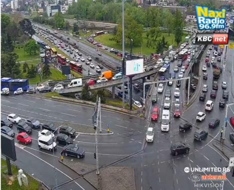 KOLAPS U BEOGRADU, VOZILA MILE! Kiša dodatno sve usporila, u ovim delovima grada je najkritičnije (foto)