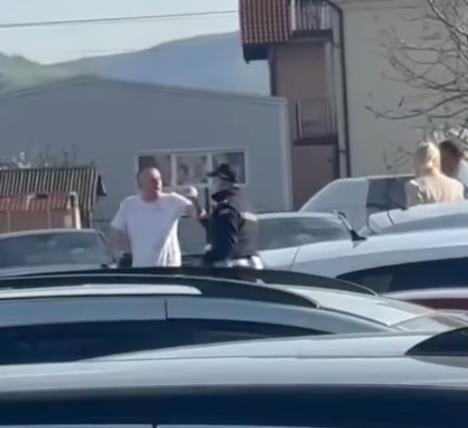 (VIDEO) POGLEDAJTE KAKO JE SAVLADAN MUŠKARAC KOJI JE BEJZBOLKOM NAPAO POLICAJCE Detalji incidenta u Veterniku: Advokat pobesneo, pa izazvao HAOS!