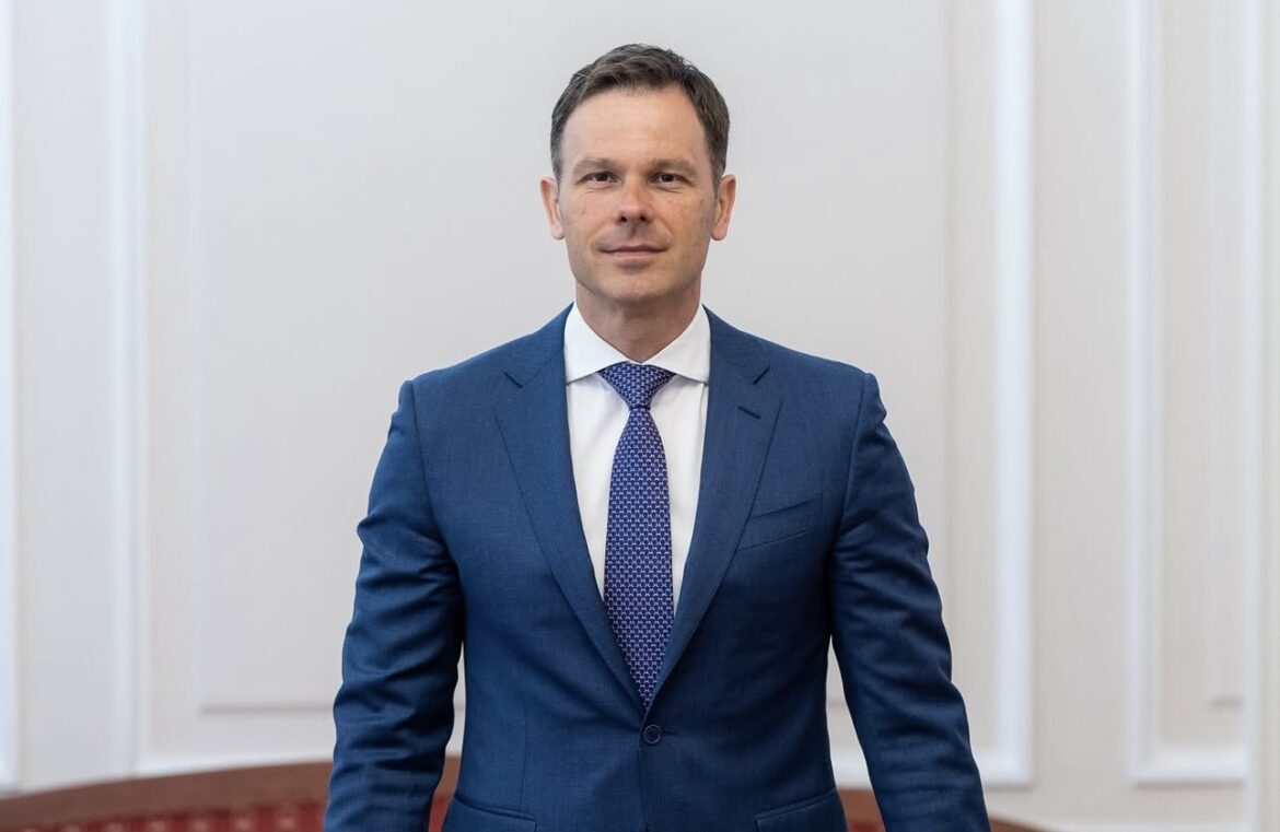 SINIŠA MALI NA SVENARODNOM SABORU Ministar finansija obilazi štandove u centru Beograda