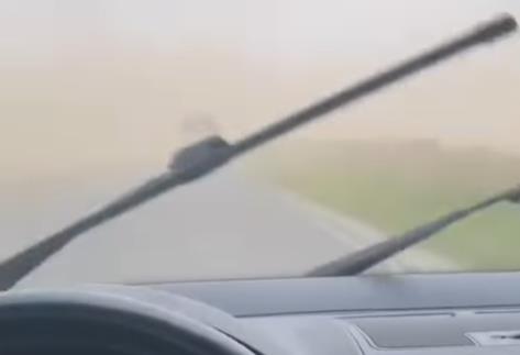 KAO USRED PUSTINJSKE OLUJE! Pogledajte kakvo je nevreme danas pogodilo Staru Pazovu – ne vidi se prst pred okom (VIDEO)