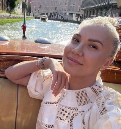 BOJANA RISTIVOJEVIĆ OTIŠLA IZ SRBIJE! Oglasila se na mrežama i to potpuno bez šminke, evo kako voditeljka izgleda van kamera (FOTO)
