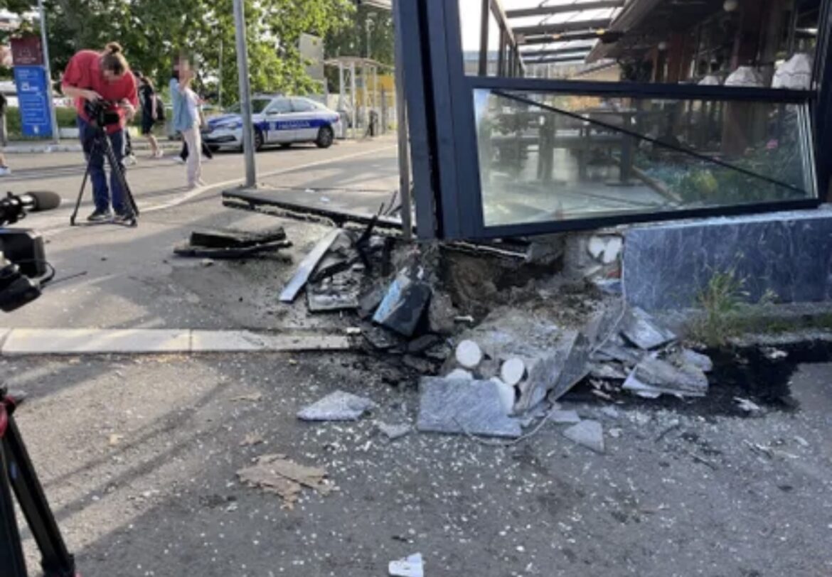 Prvi snimci užasa na Dorćolu: Automobil uleteo u baštu poznatog restorana, Hitna vozi povređene