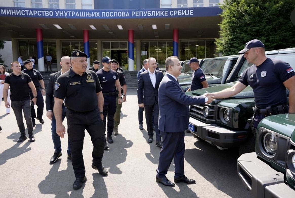 Ministar Dačić zajedno sa direktorom policije prisustvovao je prezentaciji i dodeli 34 moderna terenska vozila
