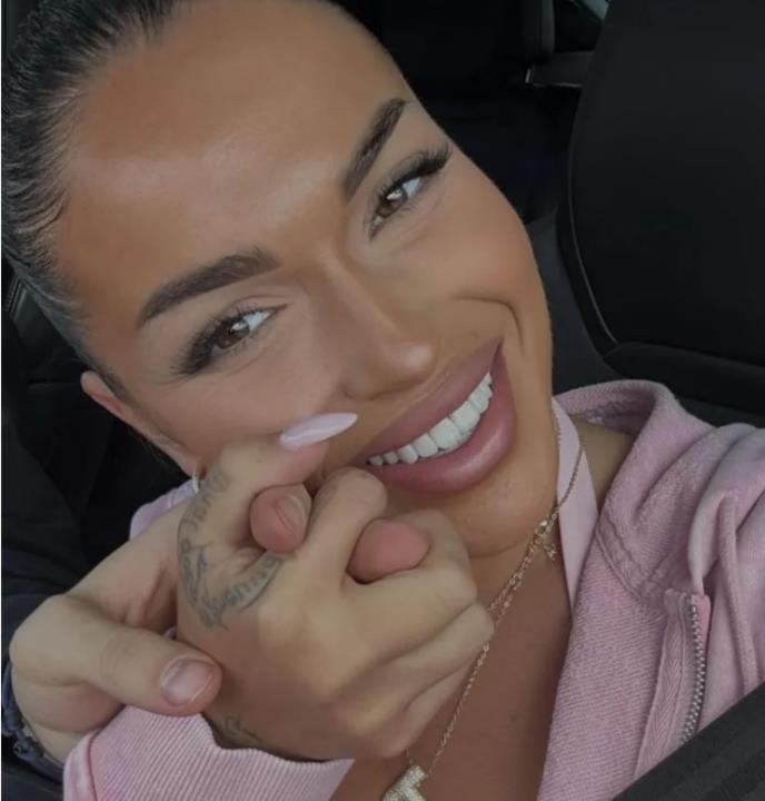 MALA DŽEHVA PONOVO PROVOCIRA: Teodora objavila fotografiju na ivici erotike: Skrivena tetovaža, mokro telo, dubok dekolte, ali to nije sve… (FOTO)