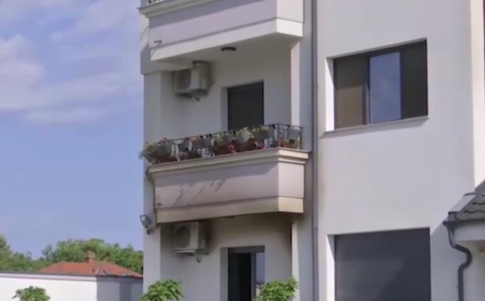 PRVE SLIKE S MESTA POŽARA U SURČINU, OVDE JE GORELO Devojka koja je iskočila iz zgrade hitno primljena u crvenu zonu Urgentnog, evo u kakvom su stanju bebe FOTO