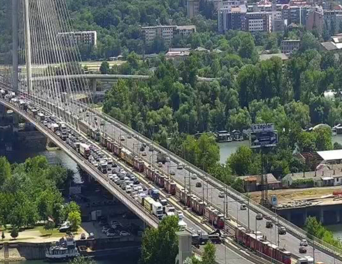 HAOS NA MOSTU NA ADI! Tramvaj ispao iz šina, saobraćaj ka Novom Beogradu POTPUNO BLOKIRAN: Ljudi peške prelaze preko reke