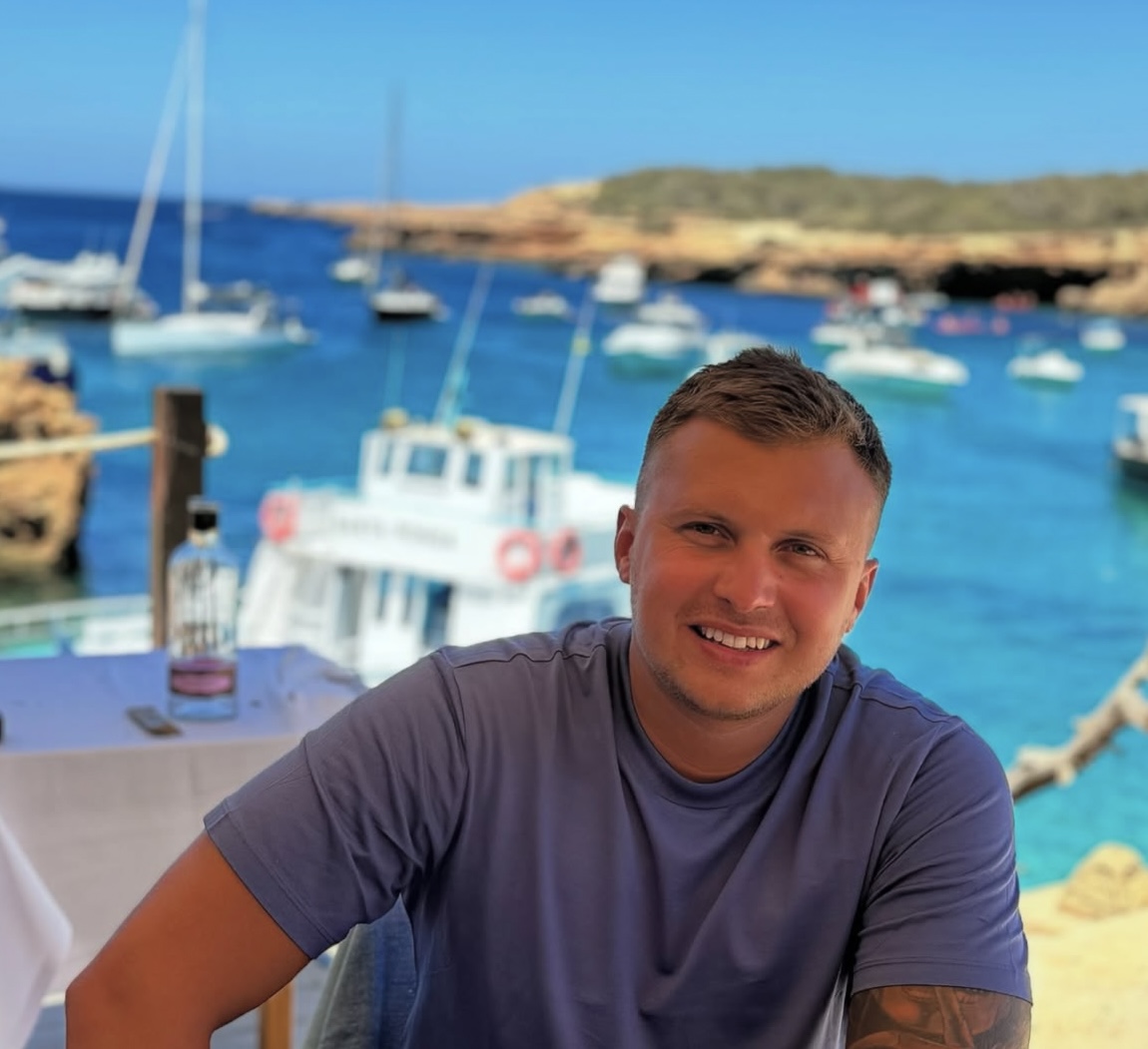 „NE ČUJEM SE SA OSMANOM!“ Bolna ispovest Stefana Karića, otvorio dušu o odnosu s ocem: Ne pita me šta radim, da li sam dobro…