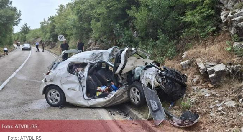 PRVE FOTOGRAFIJE STRAVIČNE NESREĆE KOD BILEĆE! Poginule dve devojke, mlade Lazarevčanke podletele autom pod kamion! OD VOZILA NIJE OSTALO NIŠTA
