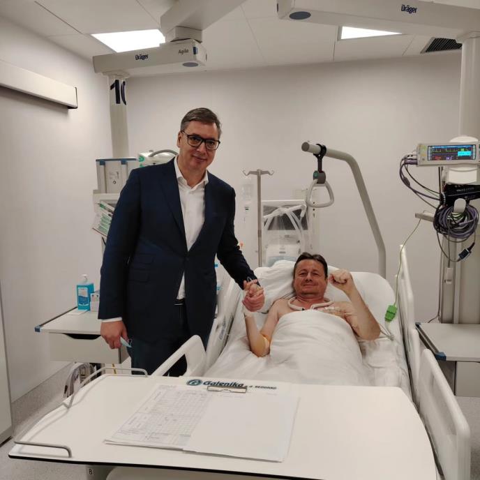 VUČIĆ POSETIO DARKA GLIŠIĆA U BOLNICI! Čvrst stisak ruke i uzdignuta pesnica – „DARKO NESALOMIVI“ (FOTO)