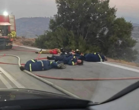 (FOTO) PRIZOR IZ GRČKE KIDA DUŠU! Vatrogasci se celu noć borili sa vatrom, toliko su bili iscrpljeni da su samo LEGLI NA ULICU
