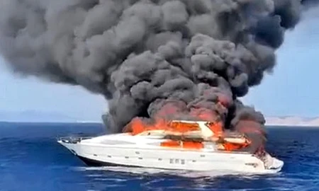 (FOTO, VIDEO) OGROMAN PLAMEN GUTA SUPERJAHTU, GUST CRNI DIM DIŽE SE U NEBO! Brod od 1,6 miliona evra potonuo, požar nije mogao da se ugasi