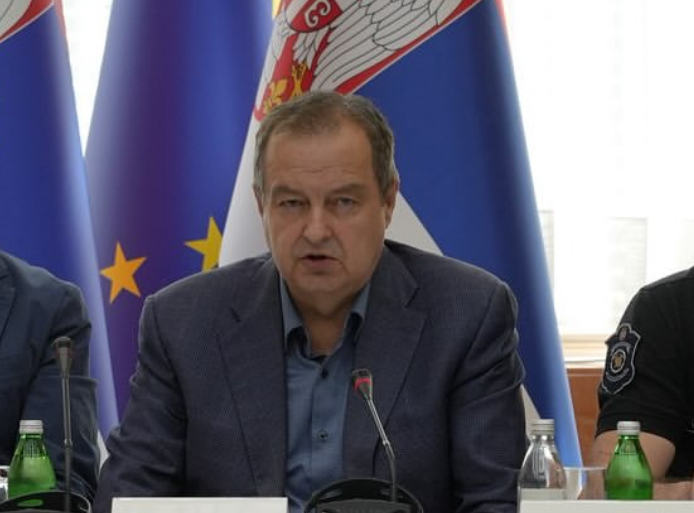 OSUĐUJEMO SVAKI ODLAZAK ISPRED PROSTORIJA DRUGIH STRANAKA I PRIVATNIH IMOVINA Dačić o nasilju i napadu blokadera u Novom Sadu: Najavio krivične prijave!