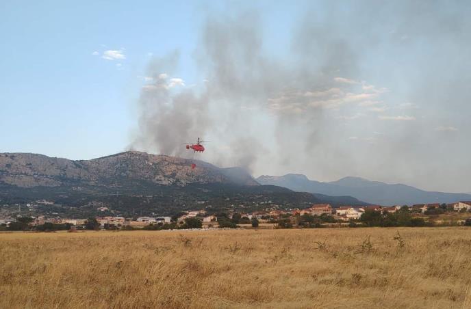 HELIKOPTER IZ SRBIJE POMAŽE U GAŠENJU POŽARA KOD PODGORICE Pogledajte prizore sa lica mesta