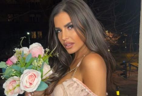 ENA ČOLIĆ POSTALA BARBIKA! Bivša učesnica Elite objavila još jednu transformaciju: Roze minić i vrtoglavo visoke platforme, a kosa plava (FOTO)