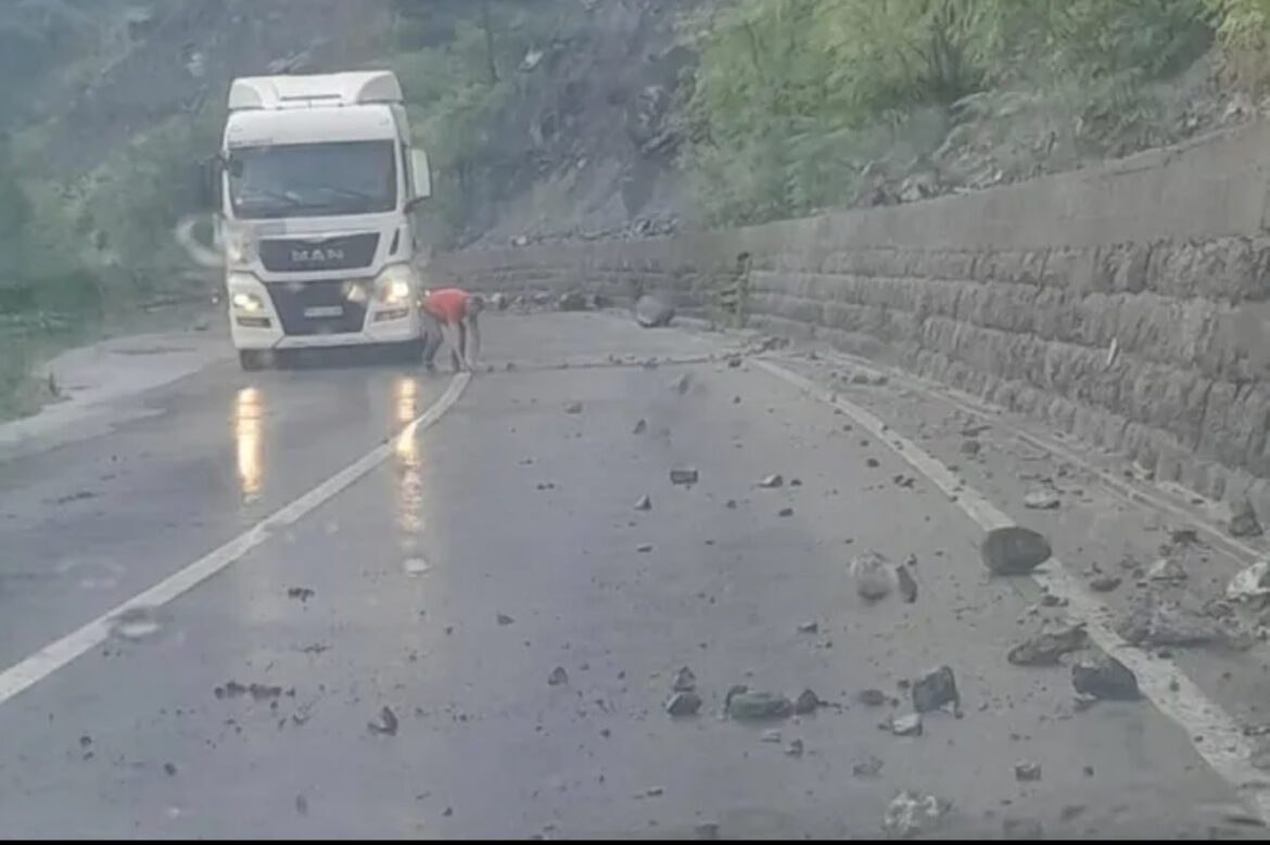 Kiša napravila haos između Kraljeva i Raške: Vozači, na ovoj deonici je opasno! Oprez!