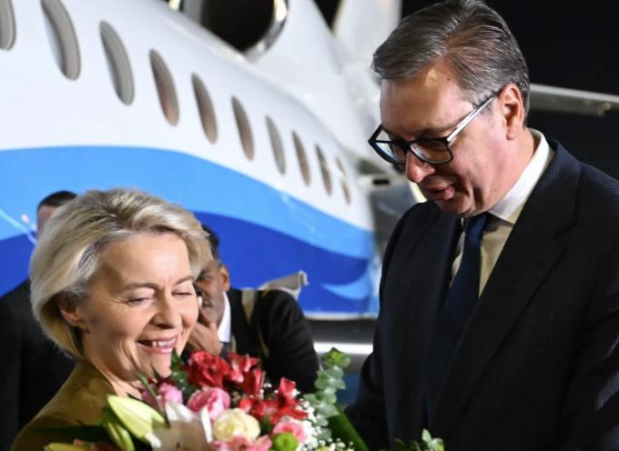 URSULA FON DER LAJEN U BEOGRADU, SVEČANI DOČEK ISPRED PALATE „SRBIJA“: Tet-a-tet sastanak sa predsednikom Vučićem u 9 sati